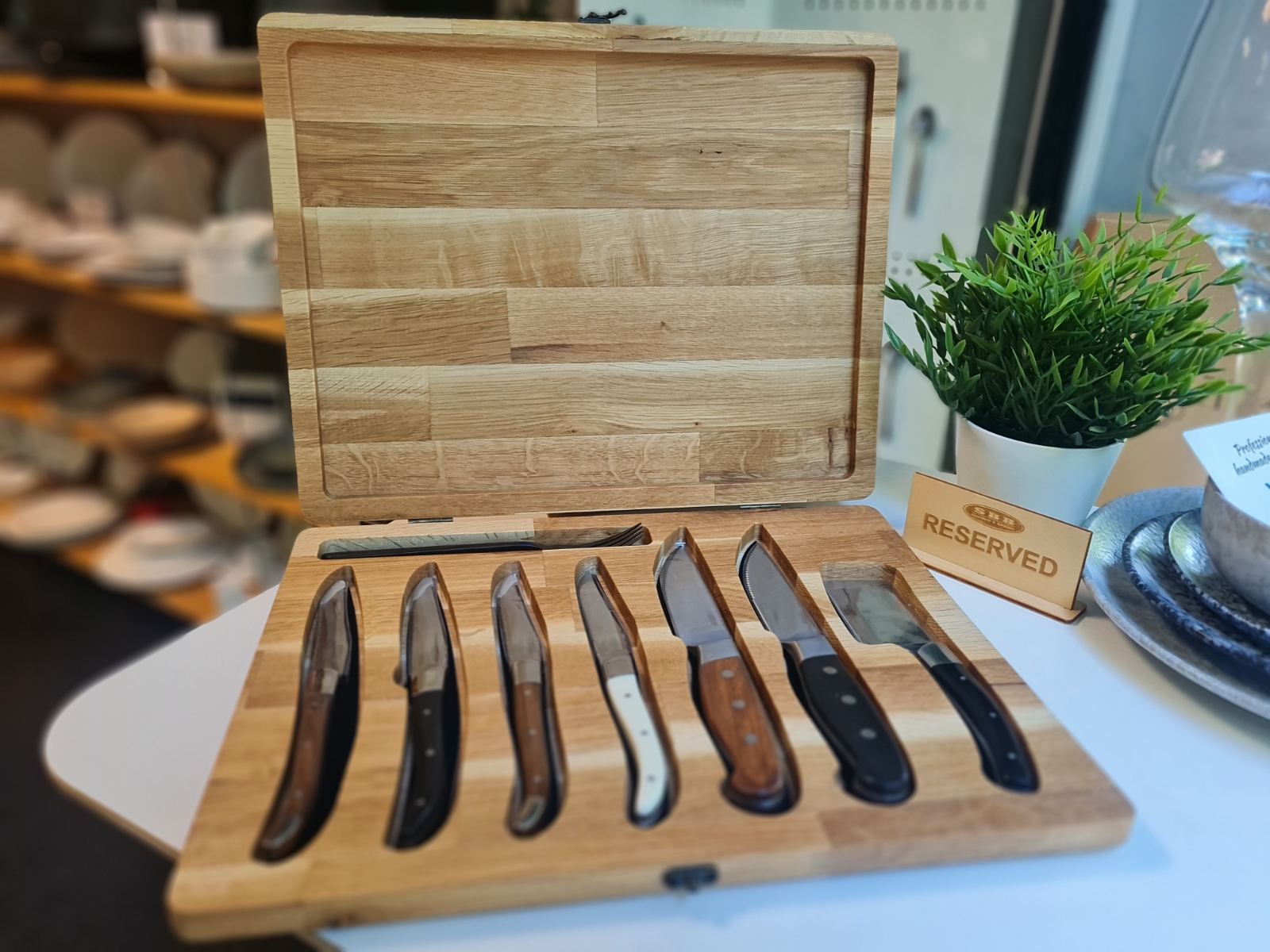 Дървена  подаръчна кутия със стек ножове  31x40cm